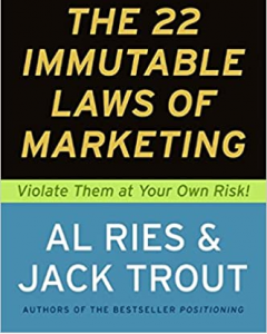 Top cărți bune pentru specialist în marketing digital - „Cele 22 de legi imuabile ale marketingului” de Al Ries și Jack Trout.
