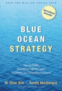 cărți bune pentru specialist în marketing digital în 2023 - „Strategia oceanului albastru” de Renee Mauborgne și W. Chan Kim